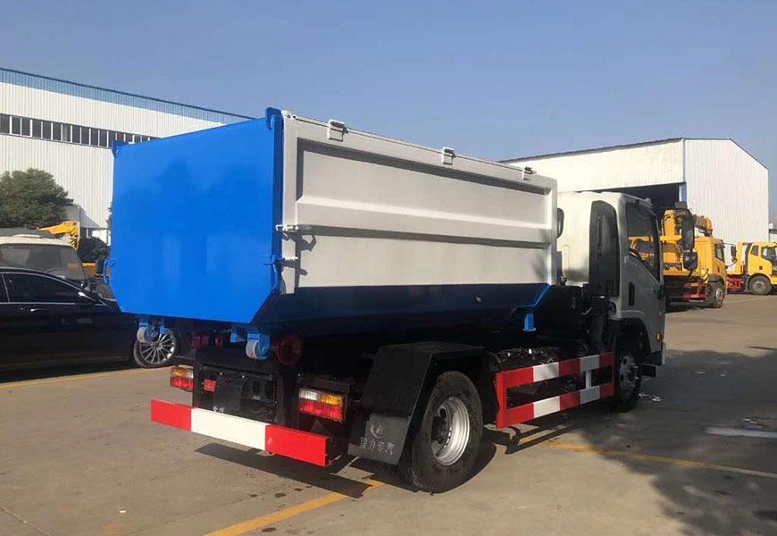 大運(yùn)藍(lán)牌6方勾臂垃圾車(chē)后方位圖